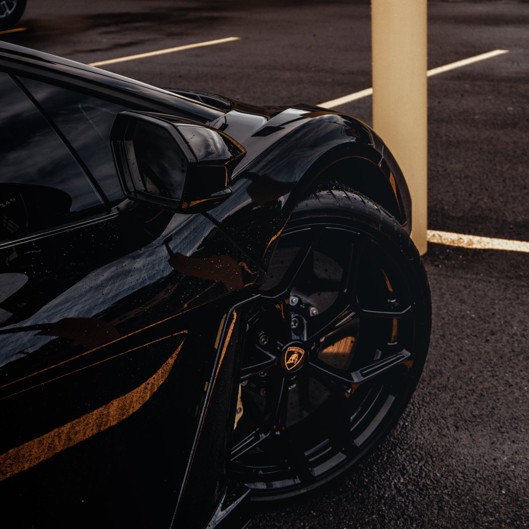 Lamborghini wheel & mirror detail